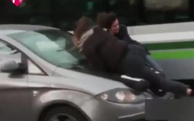 UNA MUJER EMBISTIÓ CON EL AUTO A MUJERES QUE SE MANIFESTABAN POR EL 8M